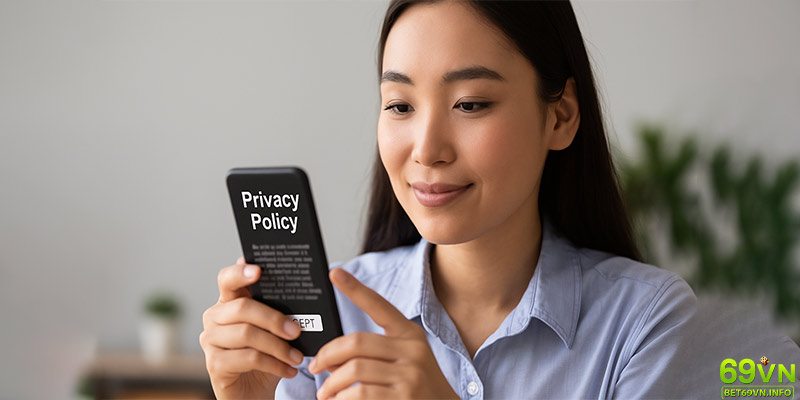 Người chơi đọc chính sách quyền riêng tư trước khi xác nhận.